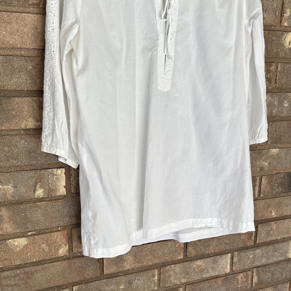 Old Navy White Blouse with Button Detail - Picture 3 of 7